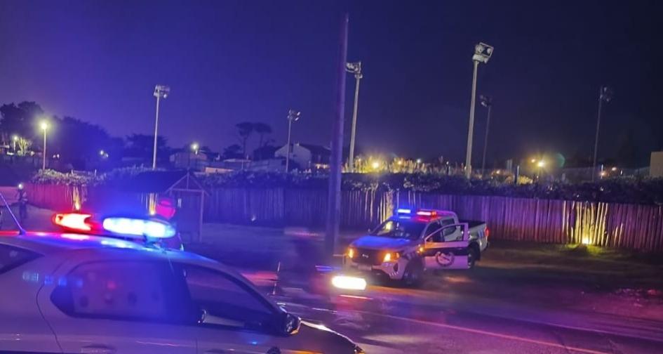 Formalizados por Hurtos en edificios de Punta del Este móviles policiales estacionados en una avenida con las luces encendidas