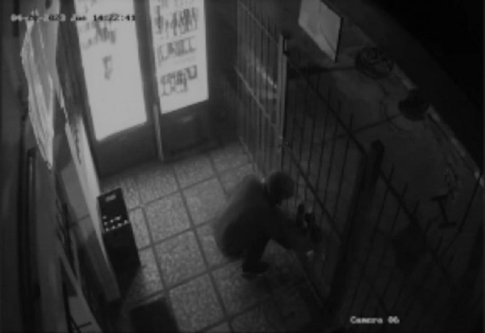 Hurto a comercio en zona sur de la ciudad de Melo. Hombre dentro del comercio hurtado mercaderia desde el interior del local.