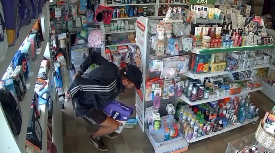 Autor de hurtos en el momento en que hurta productos del comercio 