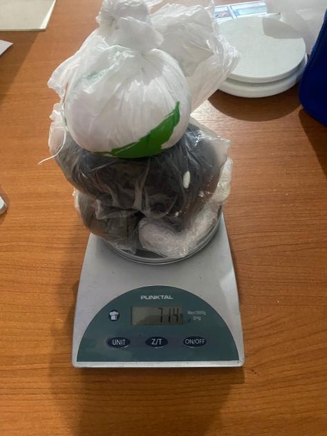 droga en balanza