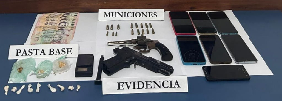 Imágen ilustrativa de armas, municiones, estupefacientes y efectos incautados