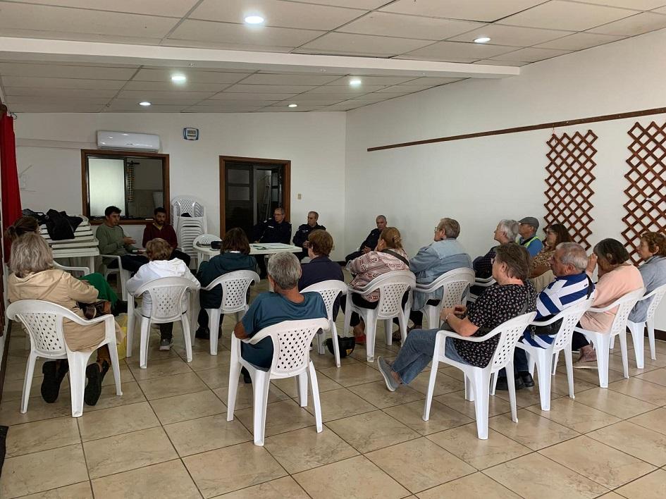 Charla sobre estafas por Policía Comunitaria Charla sobre estafas por Policía Comunitaria