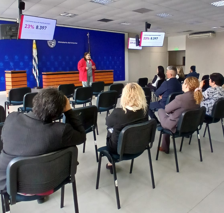 Charla de salud cardiovascular Sala con personas