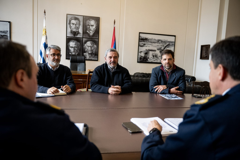 Jefatura e Intendencia fortalecen coordinación operativa en Montevideo Autoridades de Intendencia y Jefatura en torno a una mesa de trabajo