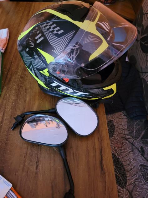 Casco y espejos de la moto 