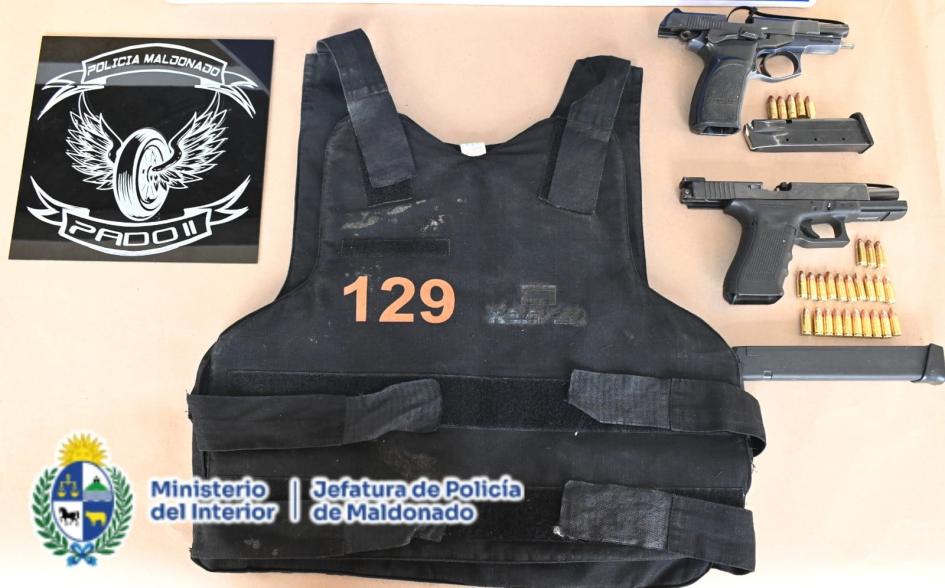 Chaleco y armas incautadas Chaleco y armas incautadas
