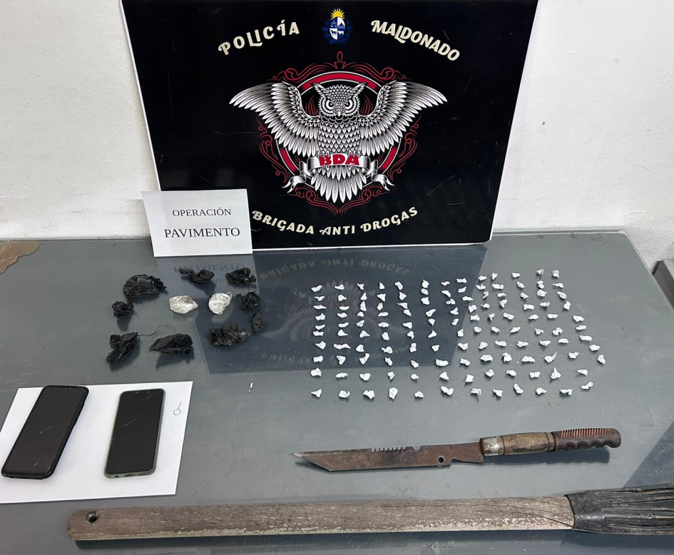 Un hombre de 31 años fue condenado en Maldonado por suministro de estupefacientes envoltorios con cocaina y armas incautadas, exhibidas sobre una mesa