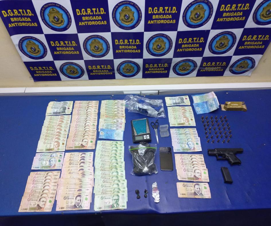 otros efectos incautados, dinero, arma de fuego, municiones, sellos LCD, balanza 