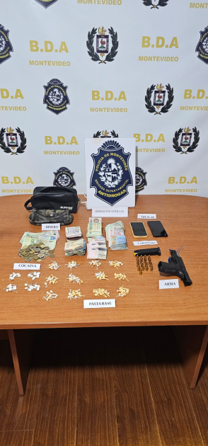 Operativo Antillas, otro condenado, un adolescente de 17 años Drogas, dinero y un arma de fuego incautada exhibido sobre una mesa