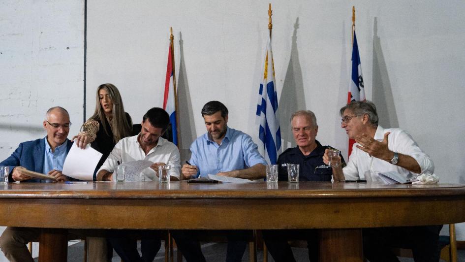 autoriades en la firma del convenio