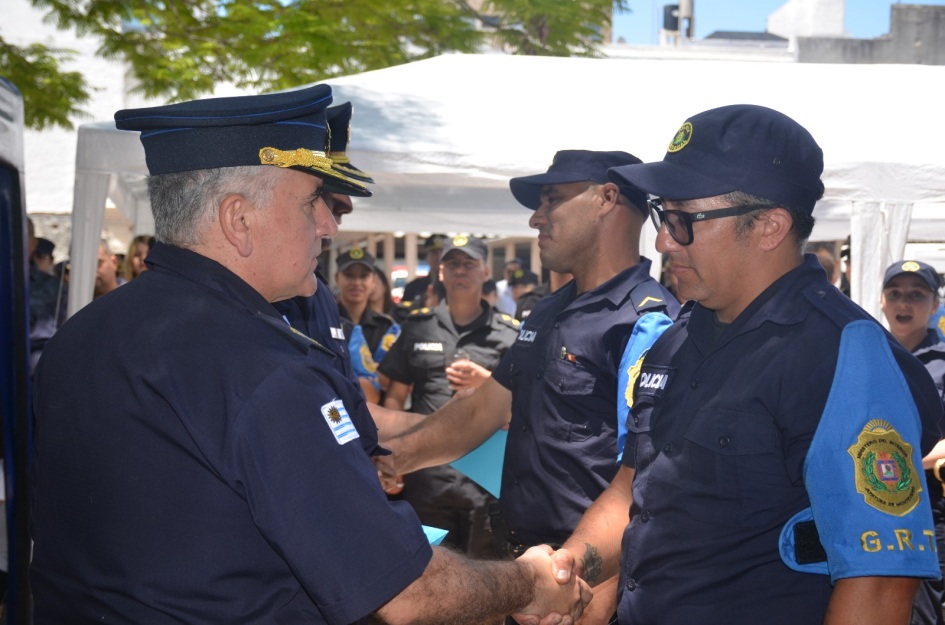 Jefe de Policía entregando reconocimientos