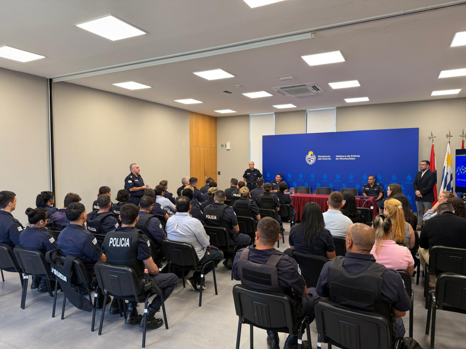 Jefe de Montevideo Pablo Lotito, dando la bienvenida a los participantes
