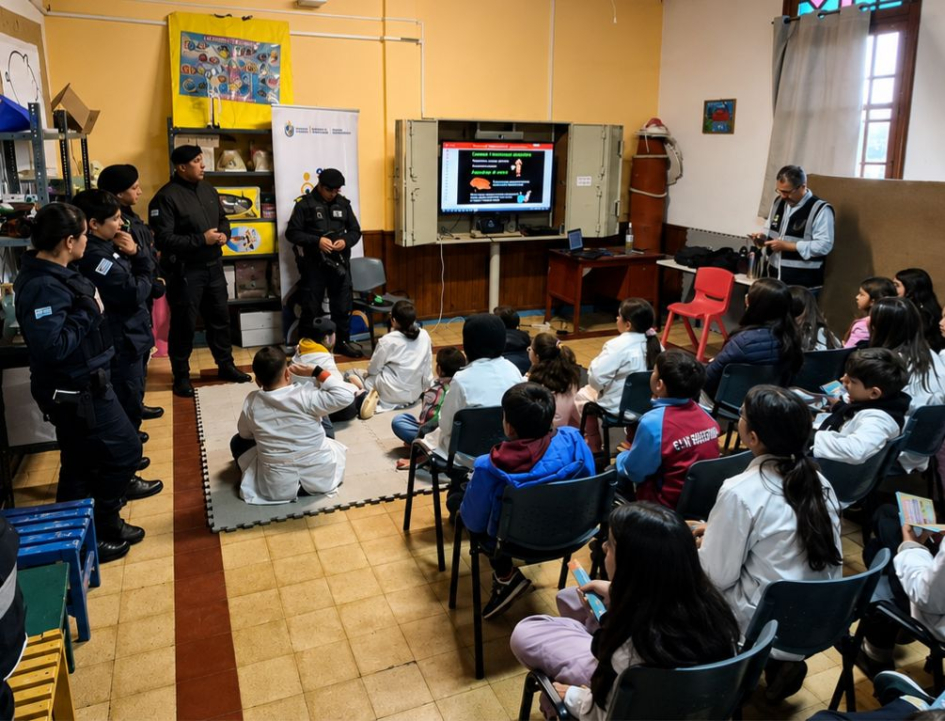 Niños de escuela 147 de San Gregorio de Polanco en la charla de bienestar animal