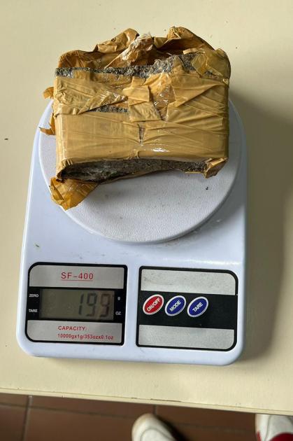 Ladrillo de droga incautada encima de balanza. Ladrillo de droga incautada encima de balanza.
