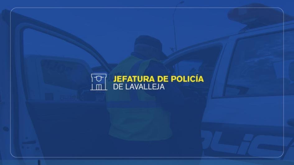 Banner de Jefatura de Policía de Lavalleja con móvil detrás Banner de Jefatura de Policía de Lavalleja con móvil detrás