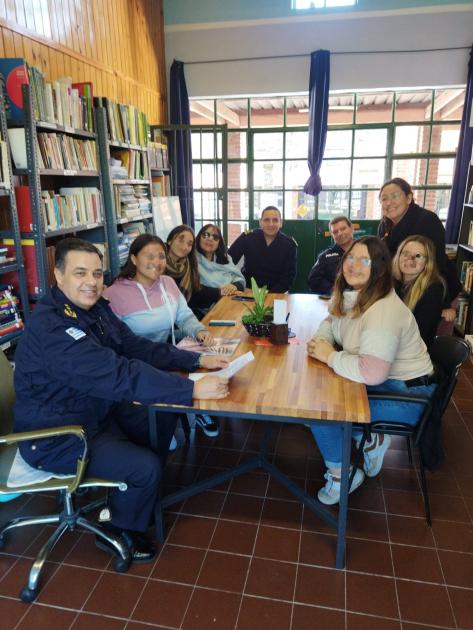 Jefe de Policia de Colonia con alumnos de Liceo de Conchillas Jefe de Policia de Colonia con alumnos de Liceo de Conchillas