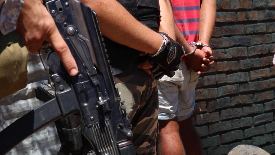 Personal Policial con personas inntervenidas. Personal Policial con personas inntervenidas.