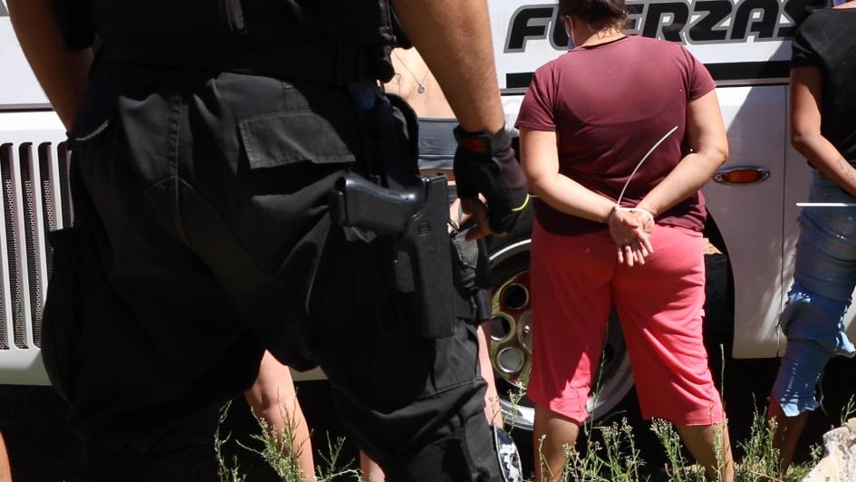 Mujer detenida con medidas de seguridad Mujer detenida con medidas de seguridad