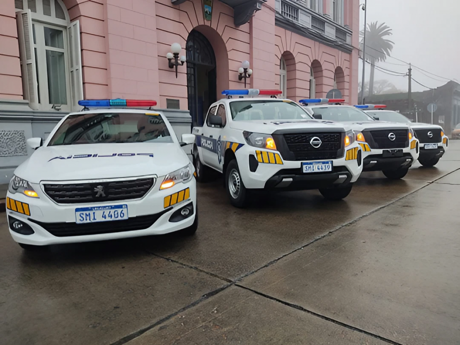 Incremento de la flota vehicular Móviles nuevos estacionados frente a la Jefatura de Policía de Maldonado vista de frente