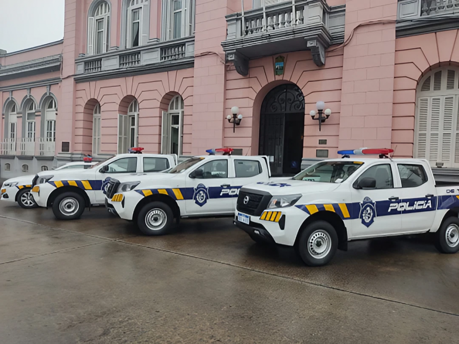 Incremento de la flota vehicular móviles nuevos estacionados frente a la Jefatura de Policía de Maldonado vista lateral