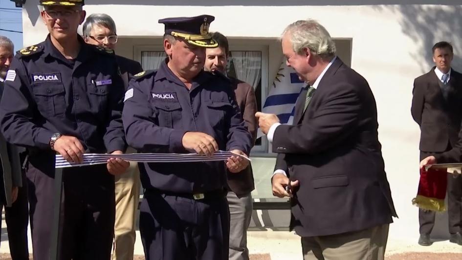 Corte de cinta por parte del ministro y del Jefe de Policía Ministro del Interior y Jefe de Policía