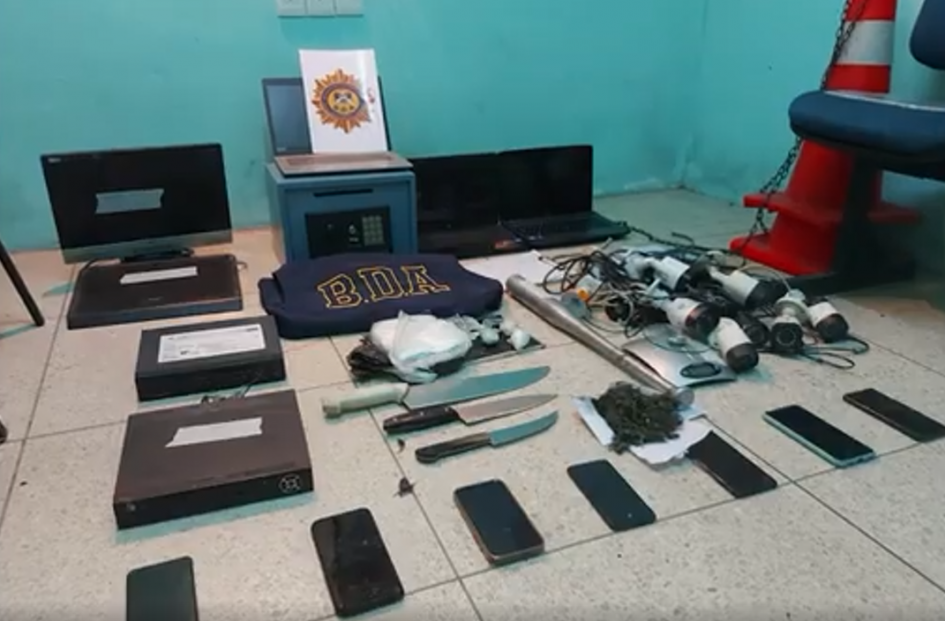Incautación de drogas, dispositivos electrónicos y armas blancas Objetos incautados