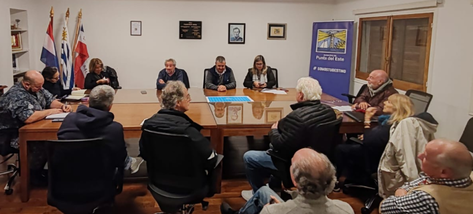 Mesa Local de Convivencia y Seguridad Ciudadana Punta del Este Reunión de personas sentadas entorno a una mesa