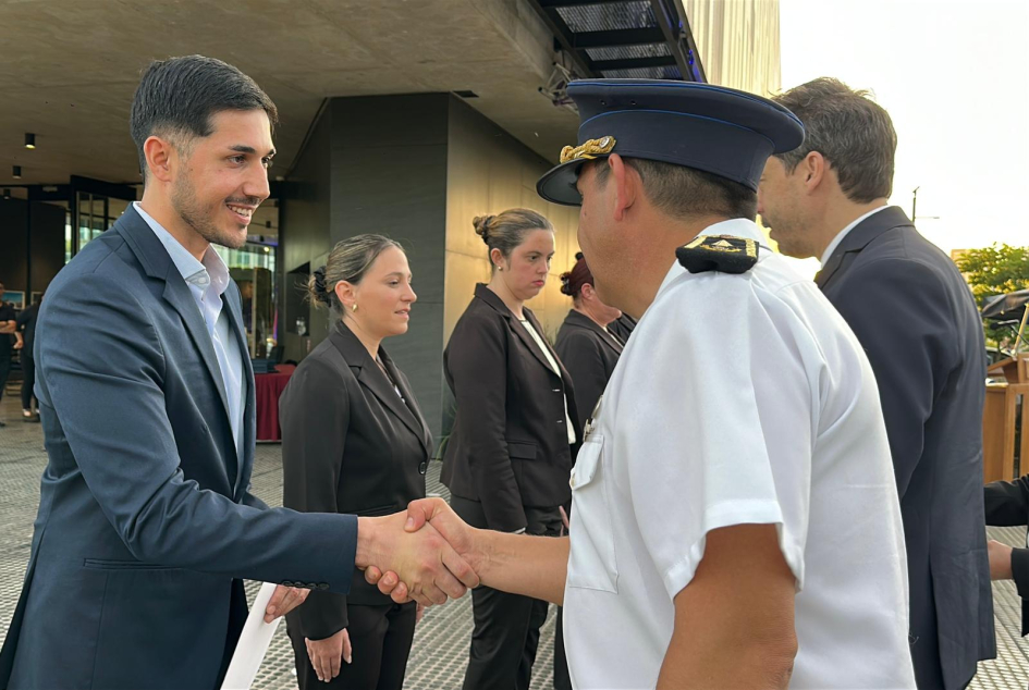 Parte del personal administrativo recibiendo reconocimientos 