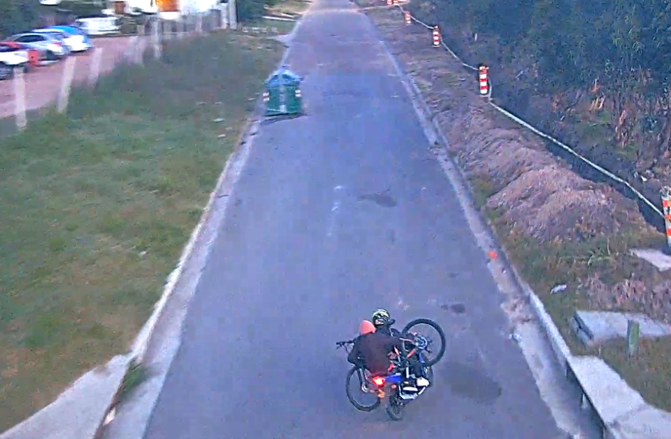 Adolescente infractor deberá cumplir medidas socio educativas por hurto de bicicleta en Maldonado dos personas en una moto, cargando una bicicleta