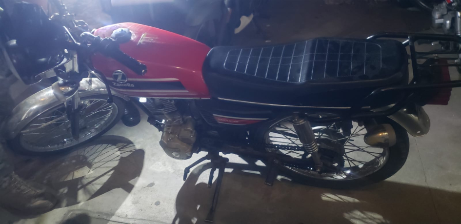 Moto incautada estacionada Moto incautada estacionada