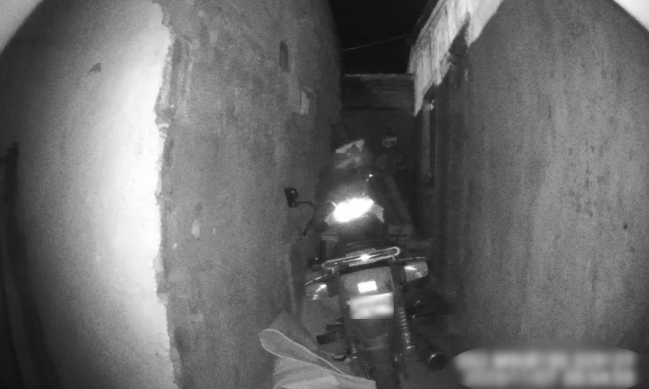 Moto ubicada en el fondo de la casa donde se escondía el indagado Moto ubicada en el fondo de la casa donde se escondía el indagado