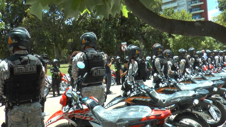 efectivos con sus respectivas motos