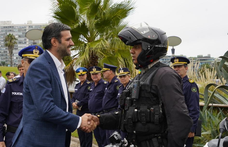 ministro martinelli en la presentación de las motos