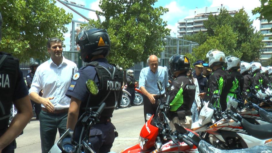 Ministro y subsecretario saludando a los efectivos formados 