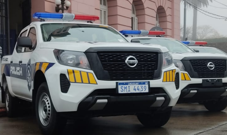 Una adolescente fue formalizada por rapiña y hurto en San Carlos Móvil policial estacionado