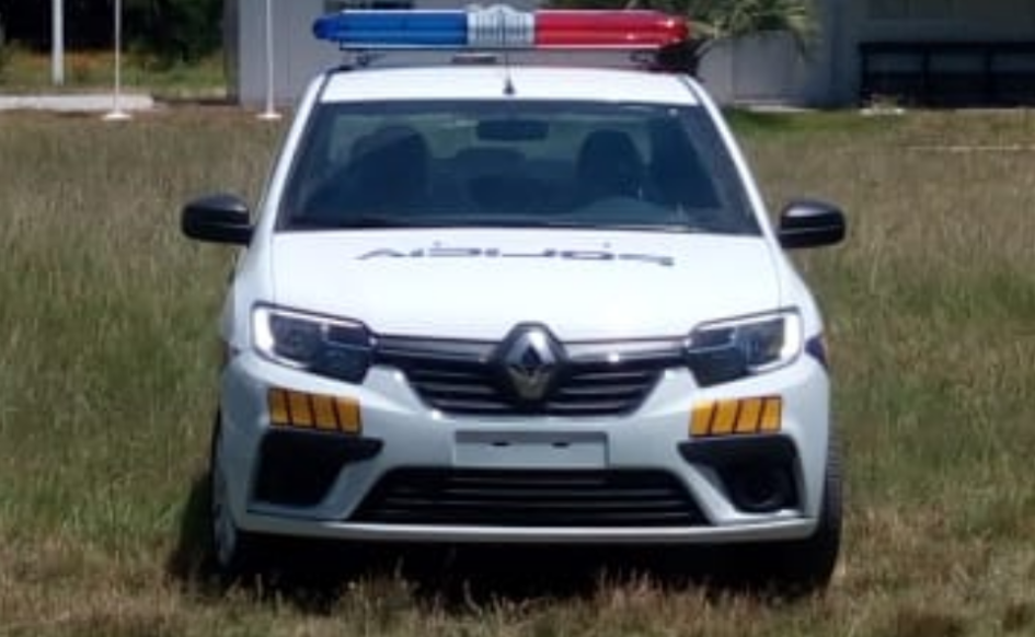 Entró a una vivienda a robar, lo sorprendieron y lesionó a uno de los moradores móvil policial estacionado