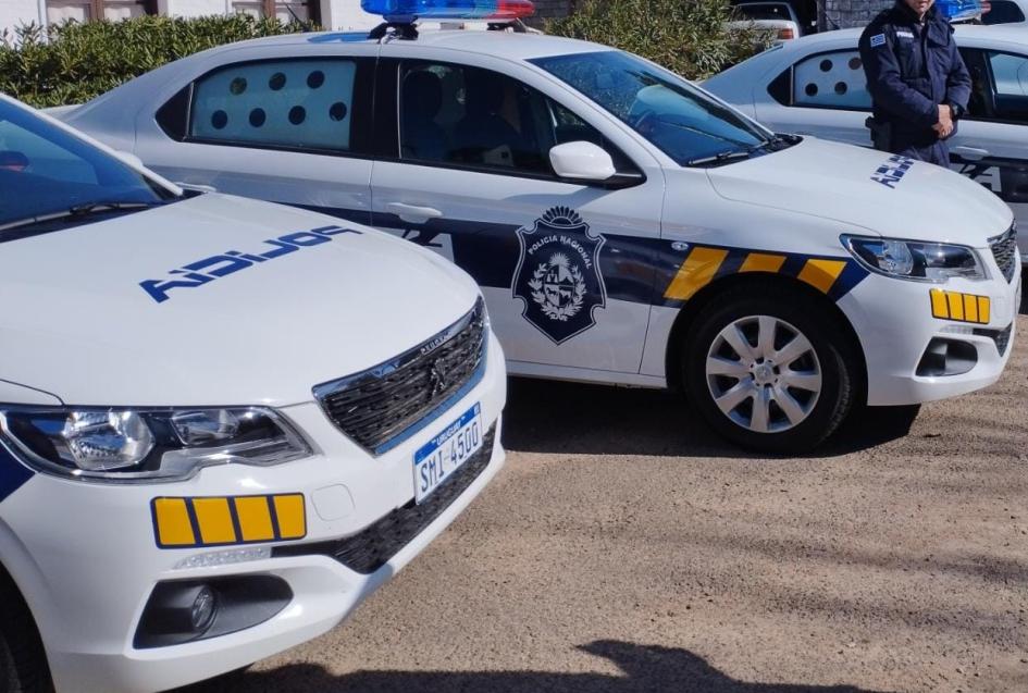 Cinco formalizados por negociación de estupefacientes Dos móviles policiales estacionados y un policía parado al costado
