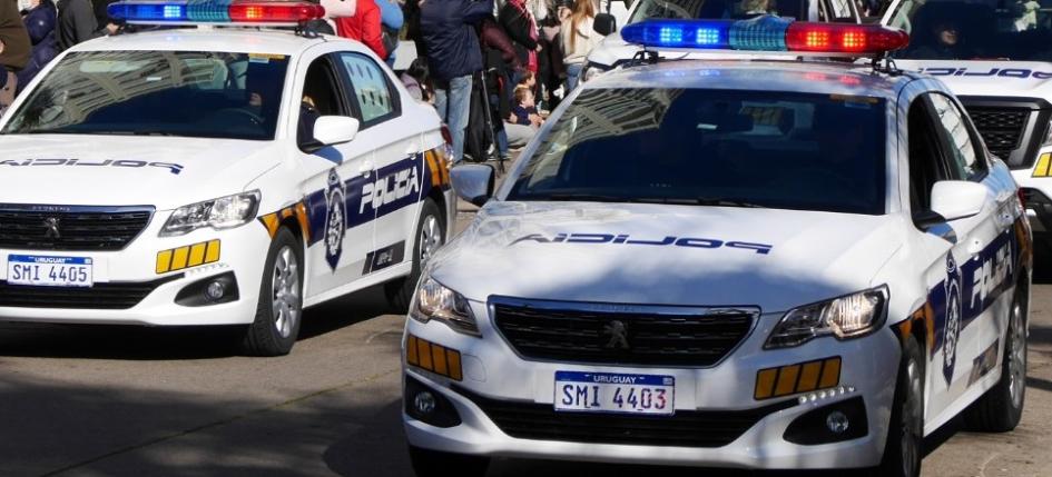Adolescente intervenido por una infracción grave a la ley penal dos móviles policiales circulando en la calle con las sirenas encendidas