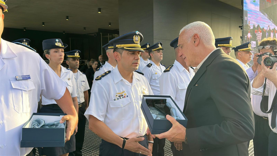 Ministro Carlos Negro entregando reconocimientos