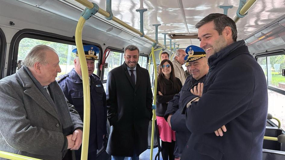 Ministro martinelli y autoriades en la entrega de los ómnibus