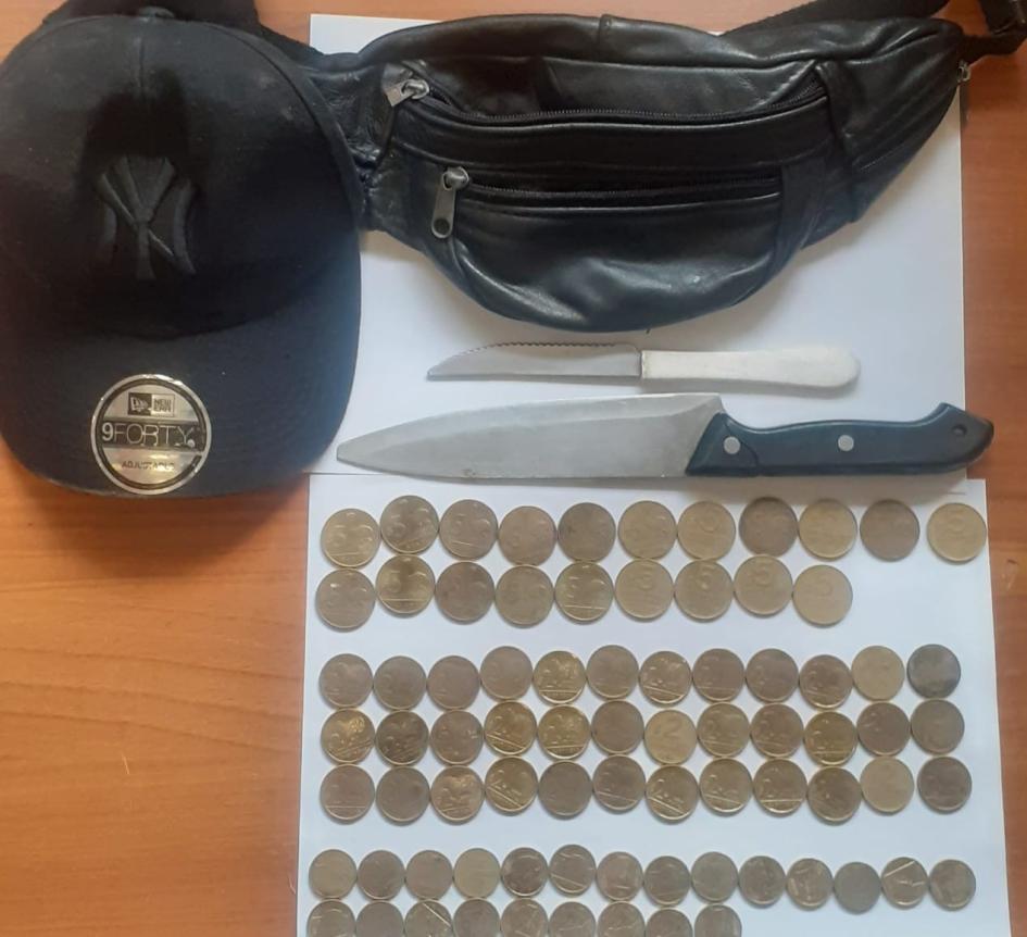 Dinero y armas blancas incautadas Dinero y armas blancas incautadas