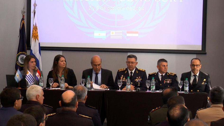 autoridades durante la conferencia