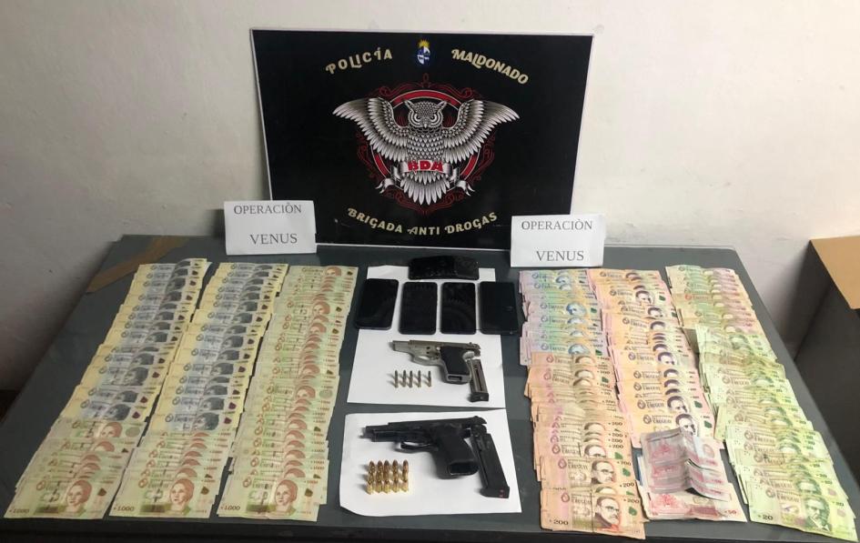 dinero y armas incautadas dinero y armas incautadas