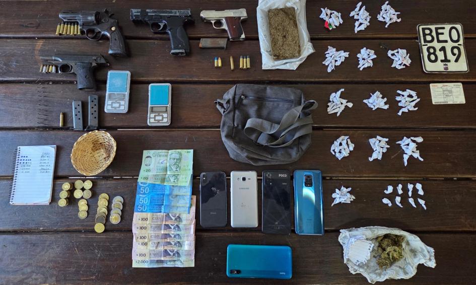 artículos incautados: droga, armas y dinero