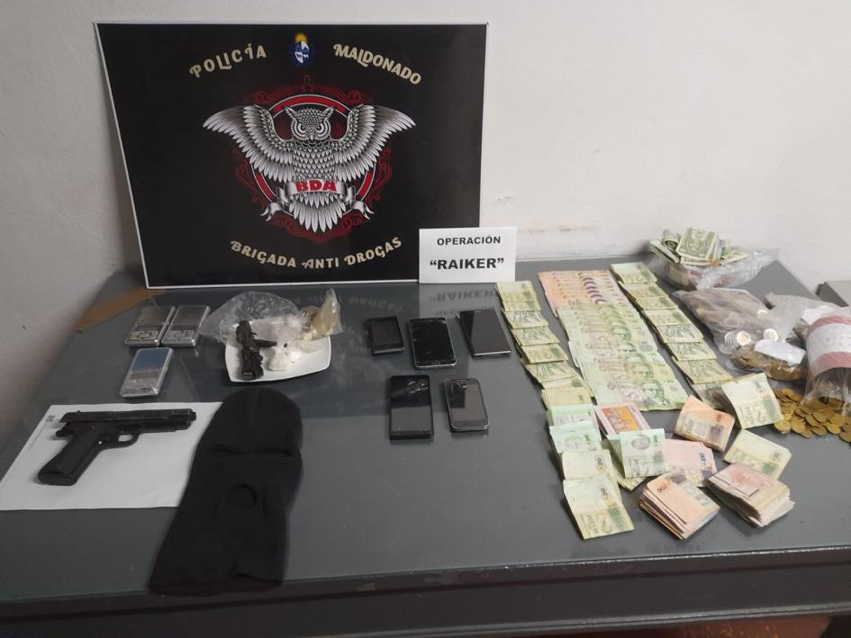 Incautación en operación Raiker Arma, dinero y objetos incautados