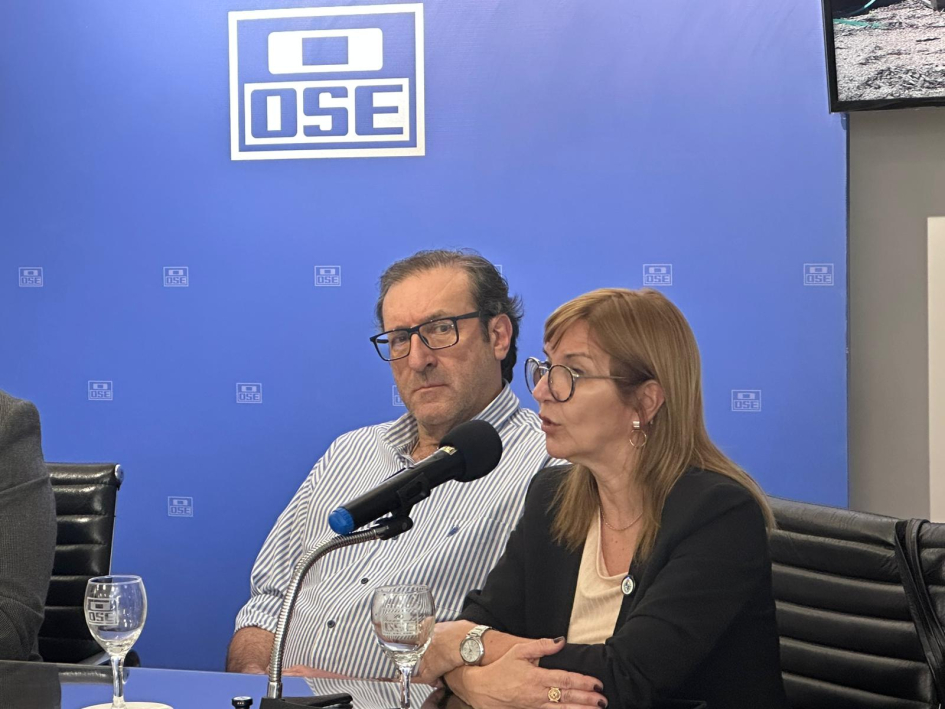 Autoridades durante la firma del convenio Autoridades durante la firma del convenio