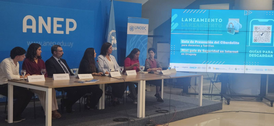 Panel de debate sobre los temas presentados en las Guías 7 personas al frente del público en el estrado