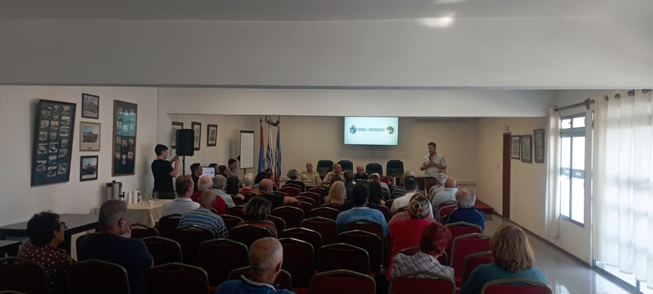 Foto panorámica del encuentro entre autoridades y vecinos