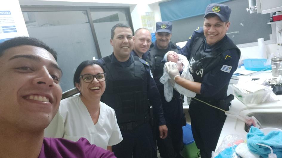 policías junto al bebé y enfermeros