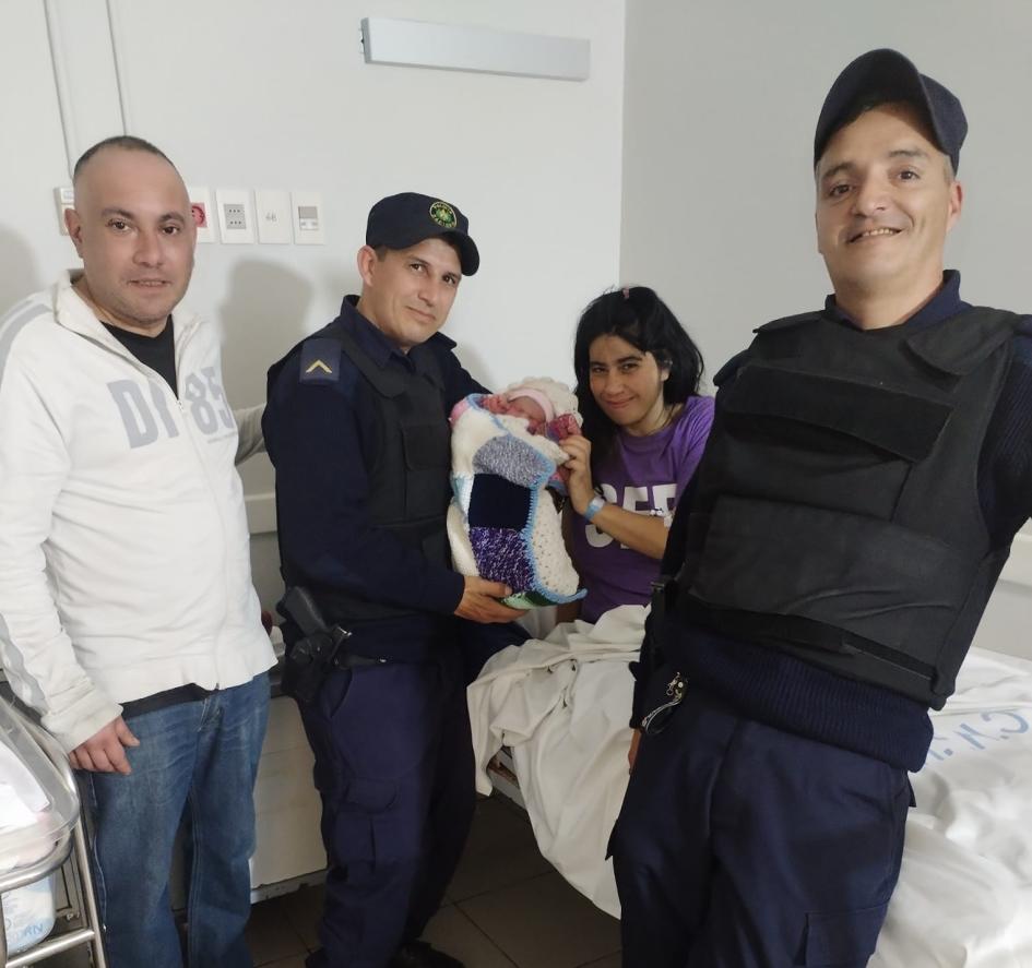 Policías junto a los padres y al bebé Policías junto a los padres y al bebé